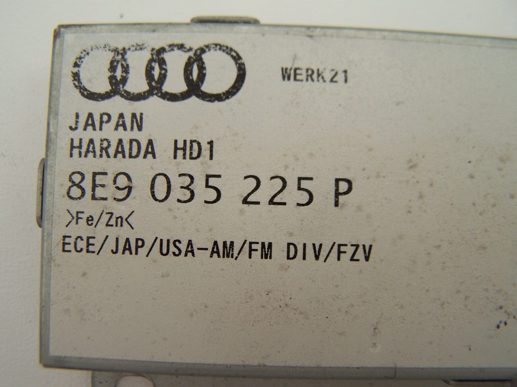 Audi A4 estate Antenna booster 8E9035225P ( 2001-2004)